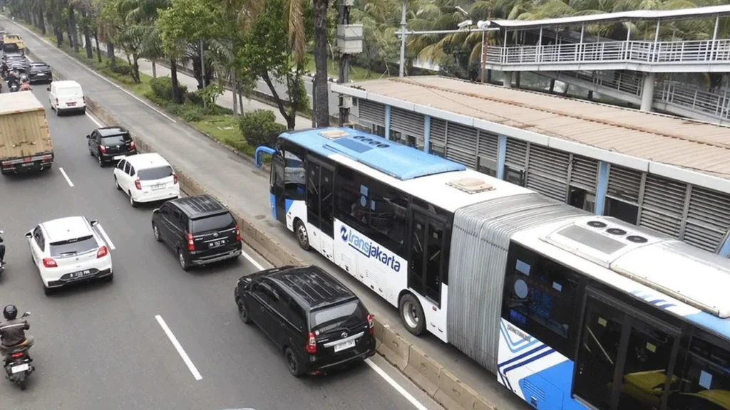 Bye-Bye Halte Velodrome! Bus Transjakarta Punya Titik Baru Nih
