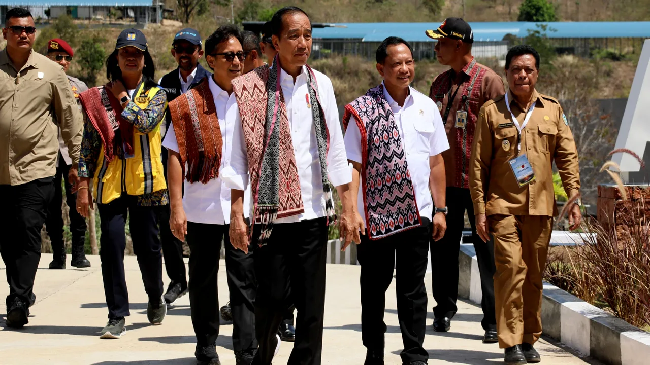 Hari ke-3 Jokowi Tinjau Pasar dan Sekolah di Alor NTT