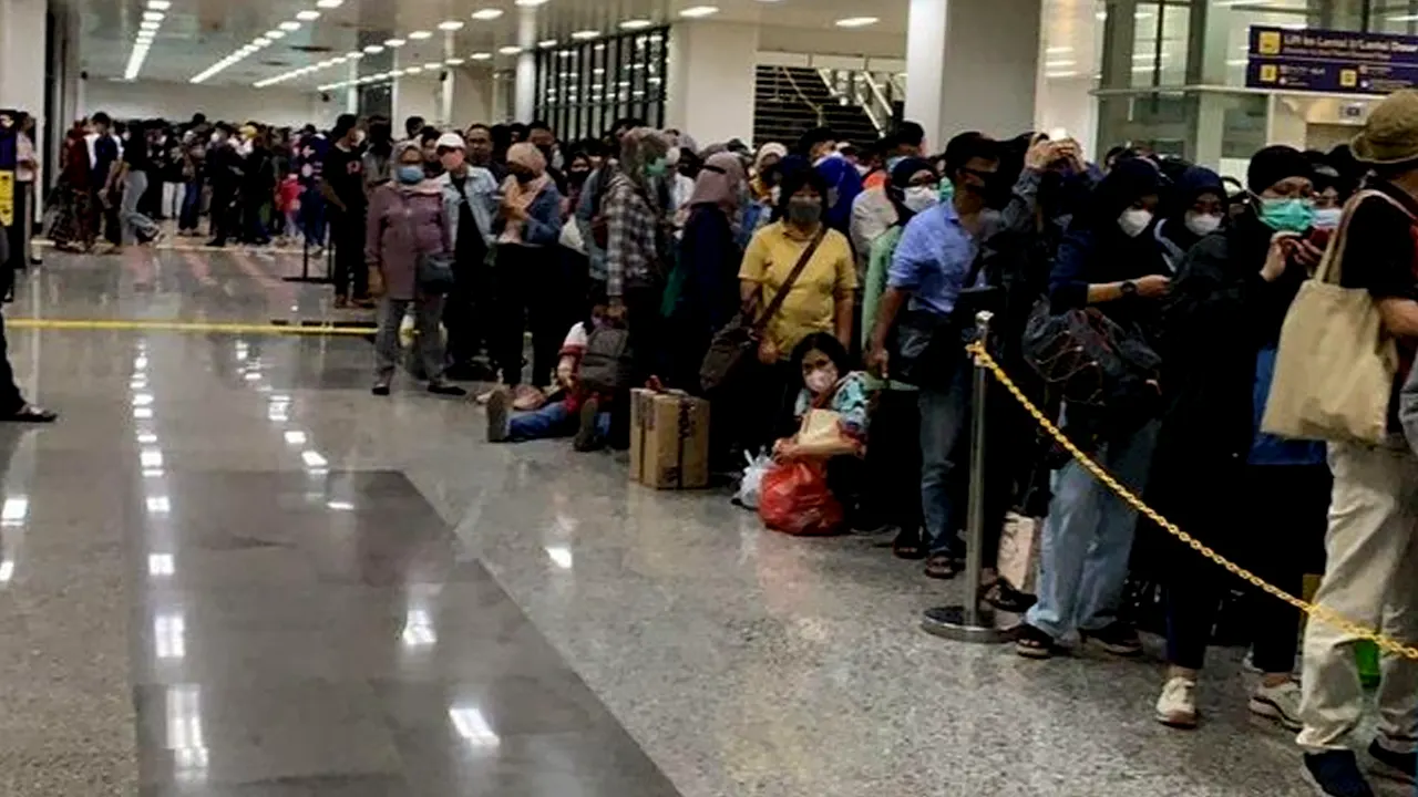 Stasiun Manggarai Membeludak Peron Menuju Jakarta Kota Penuh