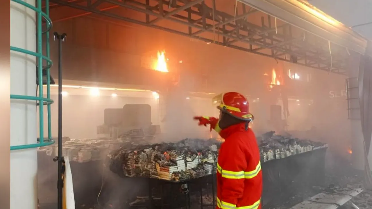 Karyawan Restoran di Mall GI Dilarikan ke RS Akibat Gangguan Pernapasan