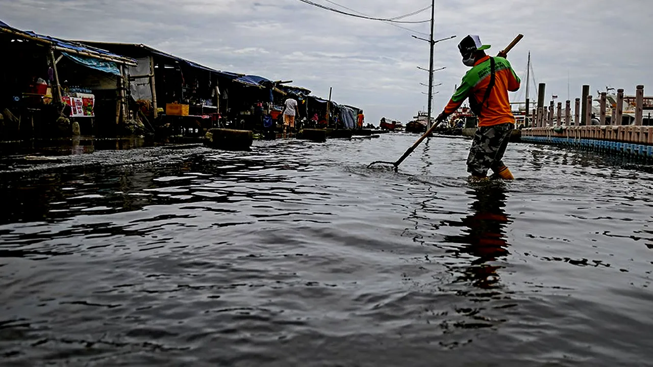 Banjir Rob Rendam di Muara Angke dan Kepulauan Seribu