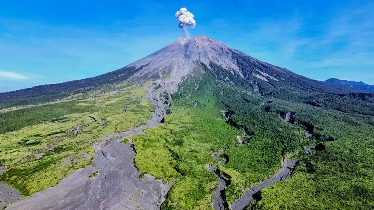 Gunung Semeru Kembali Erupsi Usai Jalur Pendakian Dibuka