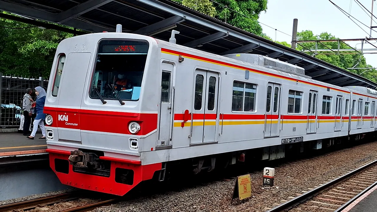 Perjalanan KRL Terhambat Akibat Pohon Tumbang di Jalur Duri-Tanah Abang