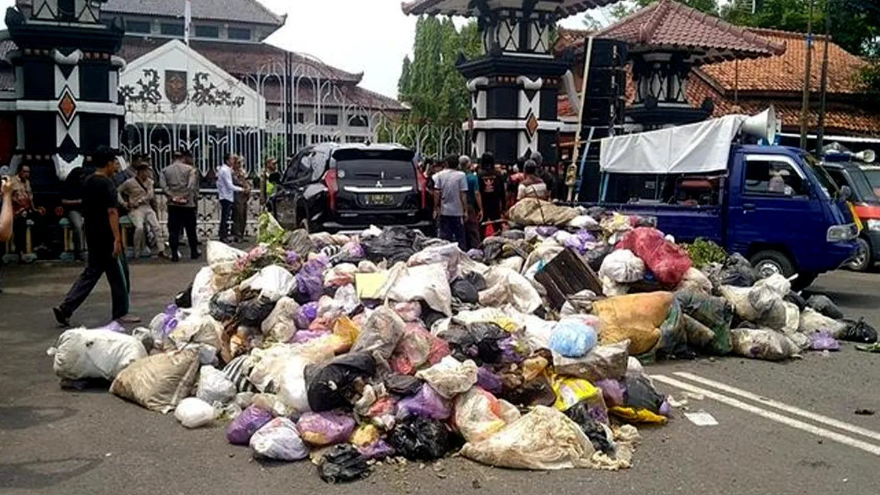 Ultah Bupati Pemalang Dihadiahi 2 Truk Sampah oleh Warga Setempat