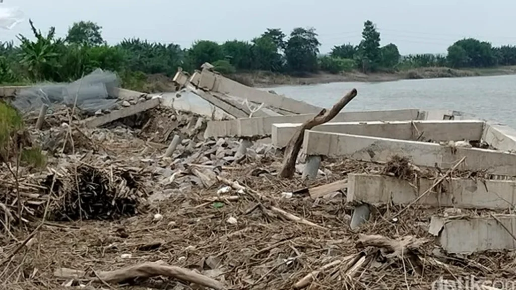Tebing Pelindung Sungai Senilai Rp 40 Miliar di Bojonegoro Ambruk